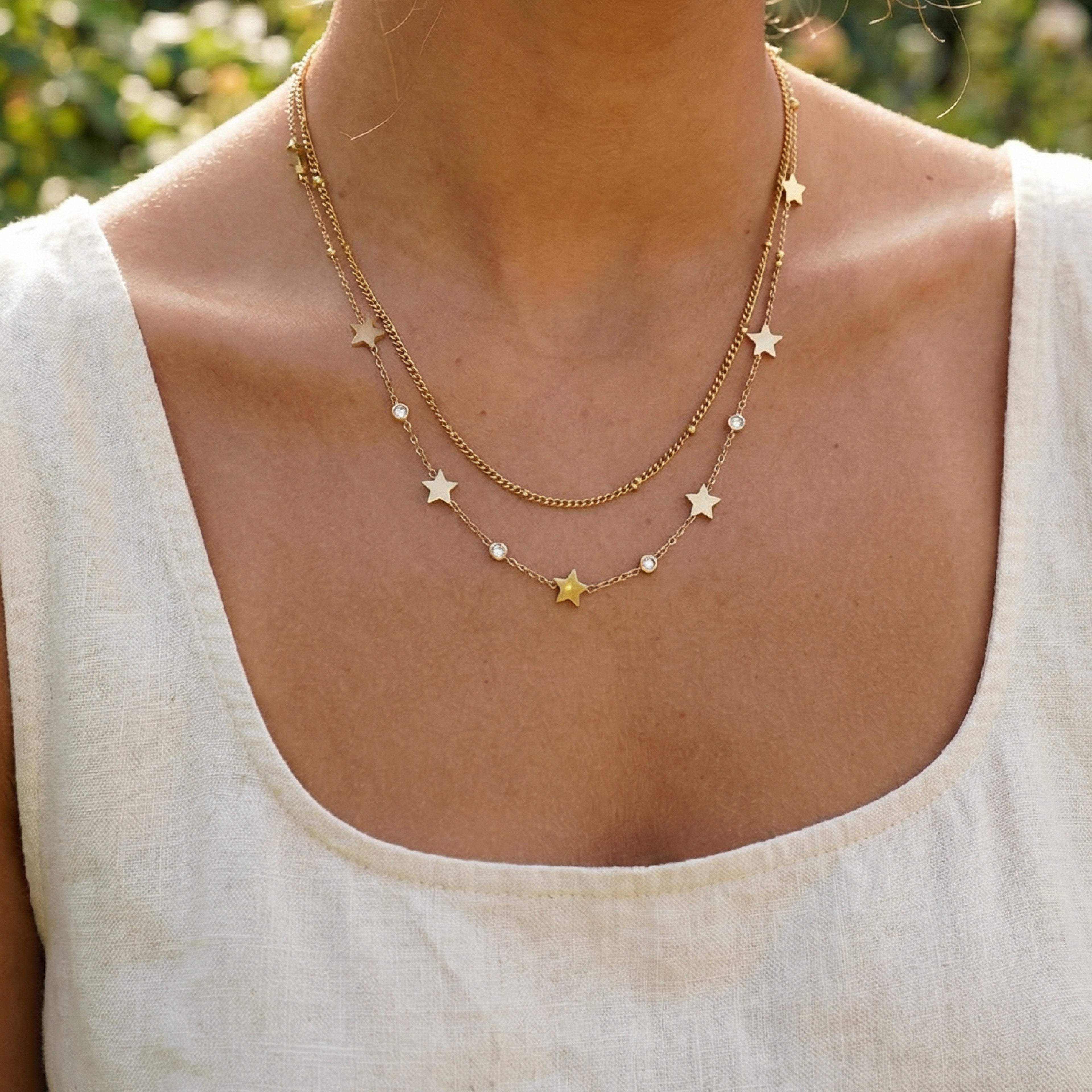 Donna con doppia collana sottile, top bianco