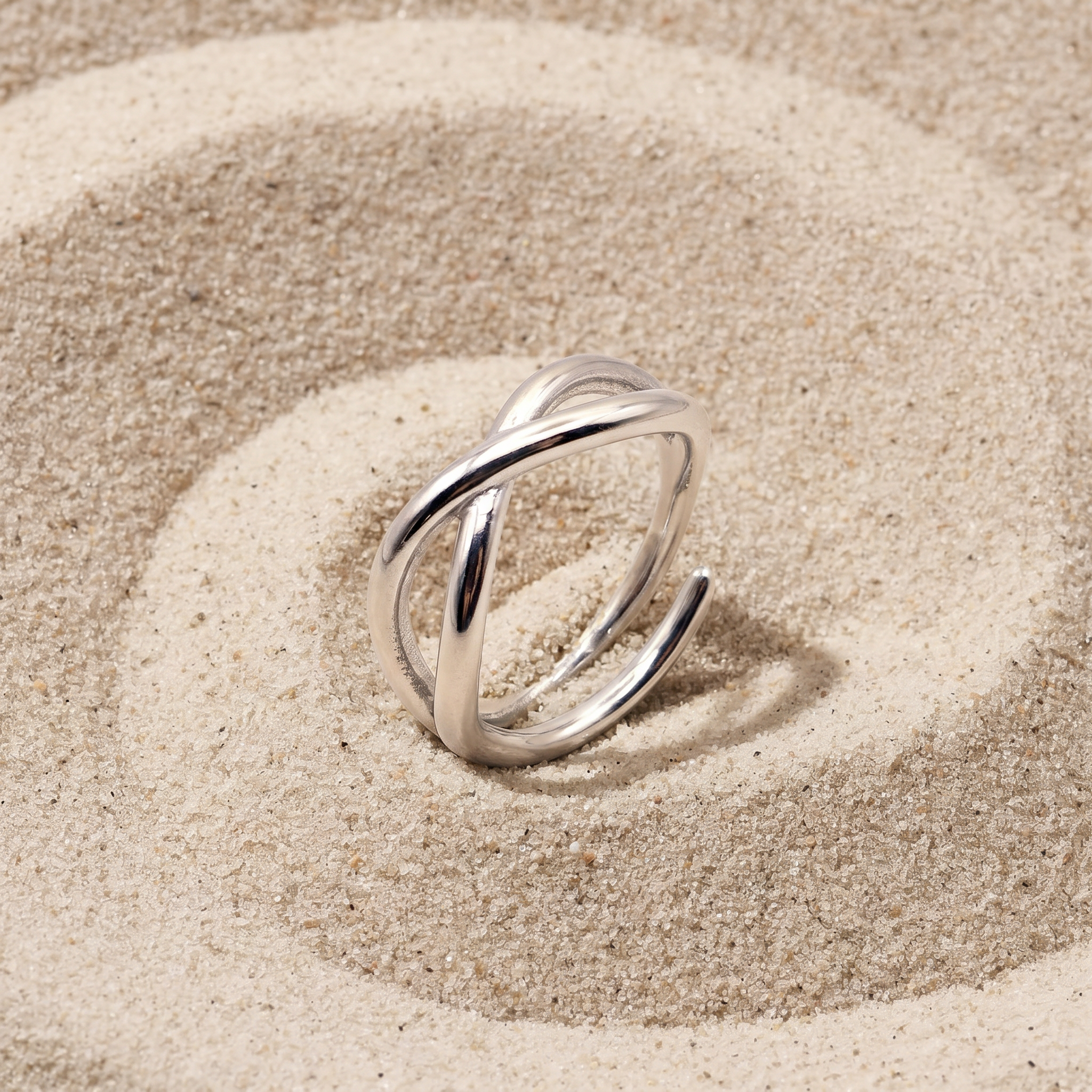 Mano con anello sottile, sfondo seta beige