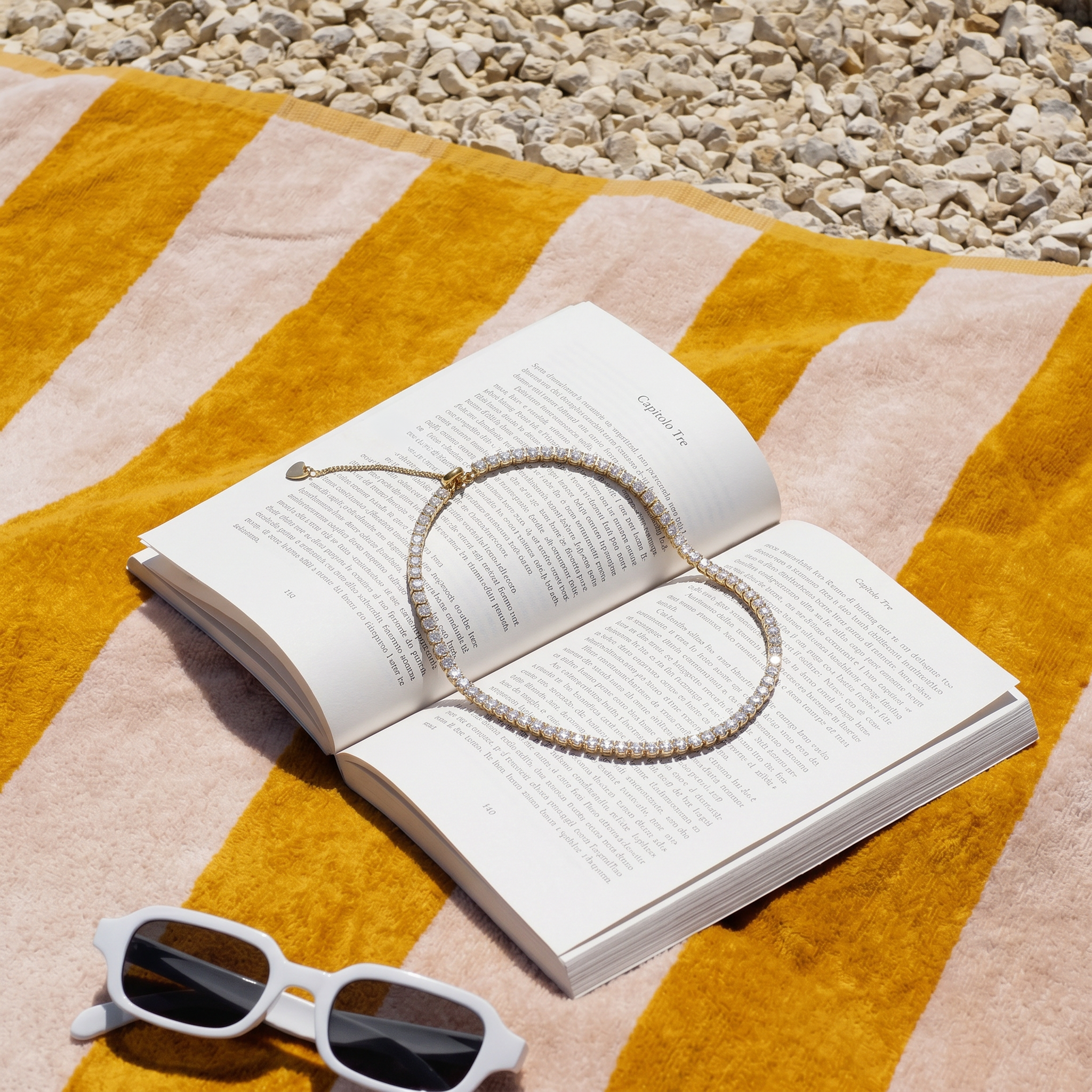Donna con doppia collana sottile, top bianco