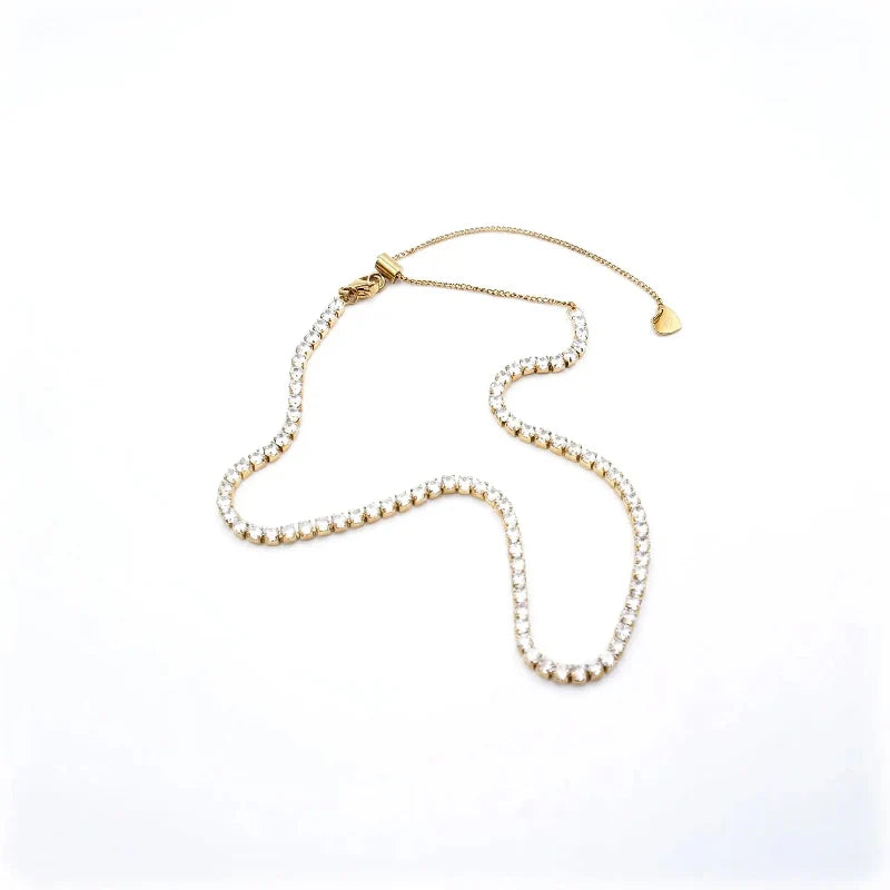 Donna con doppia collana sottile, top bianco