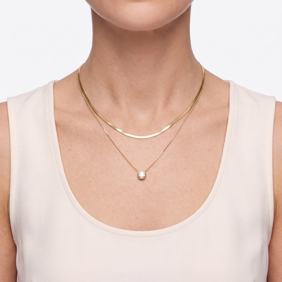 Collana Duetto, finitura dorata — indossata