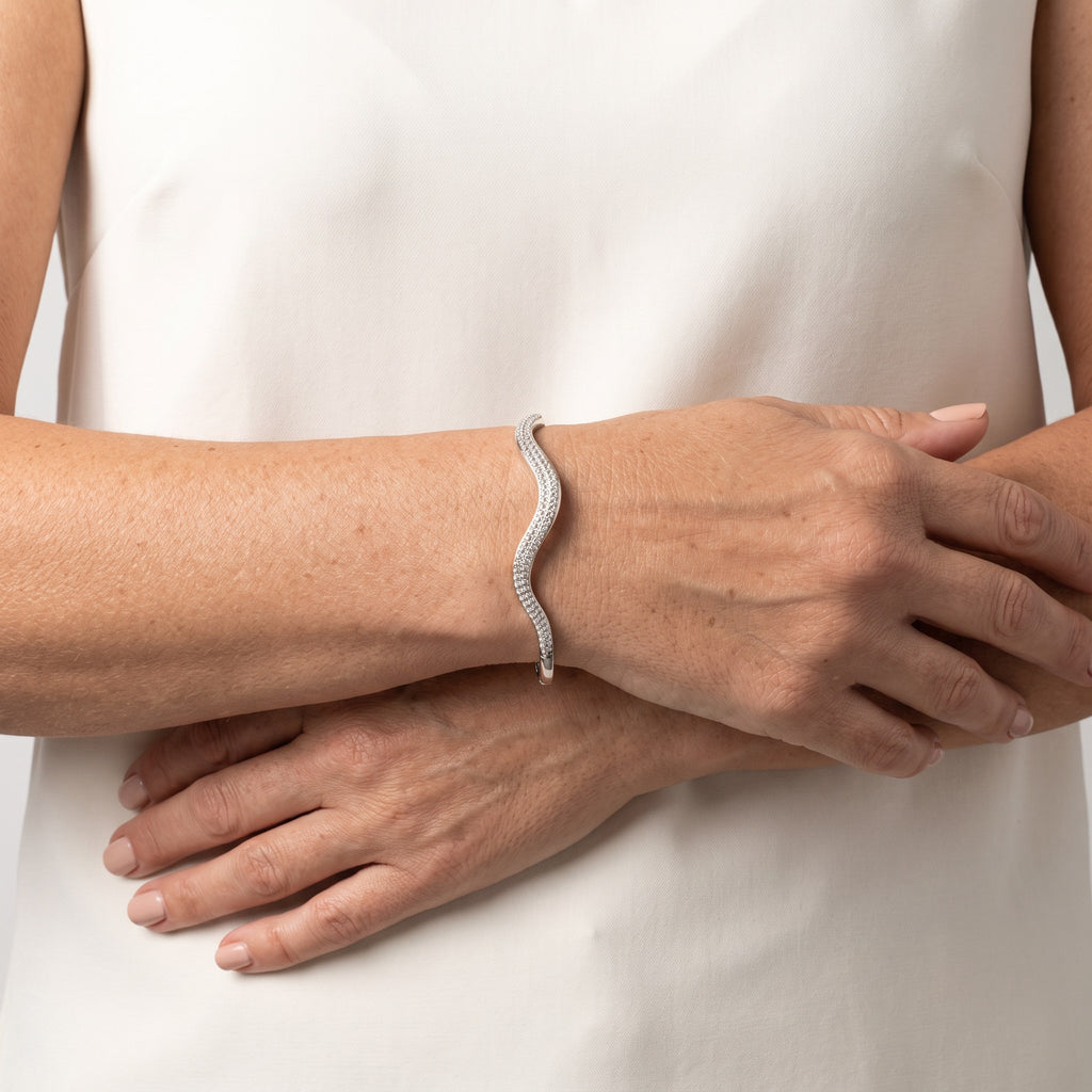 Bracciale Onda Luce, finitura argentata — indossato