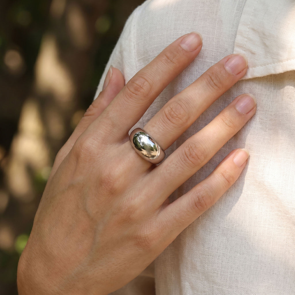 Anello bold argento indossato