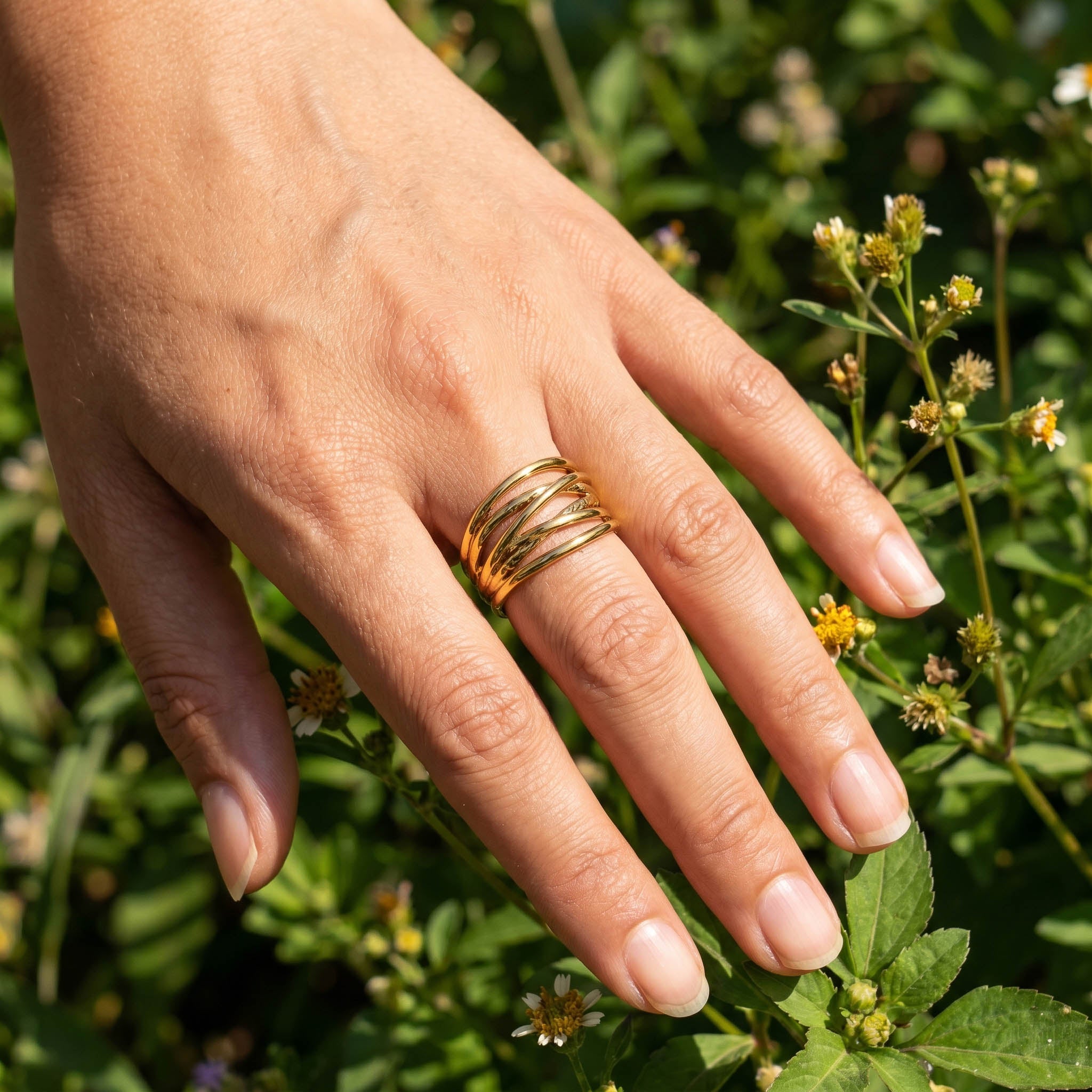 Anello radici oro indossato