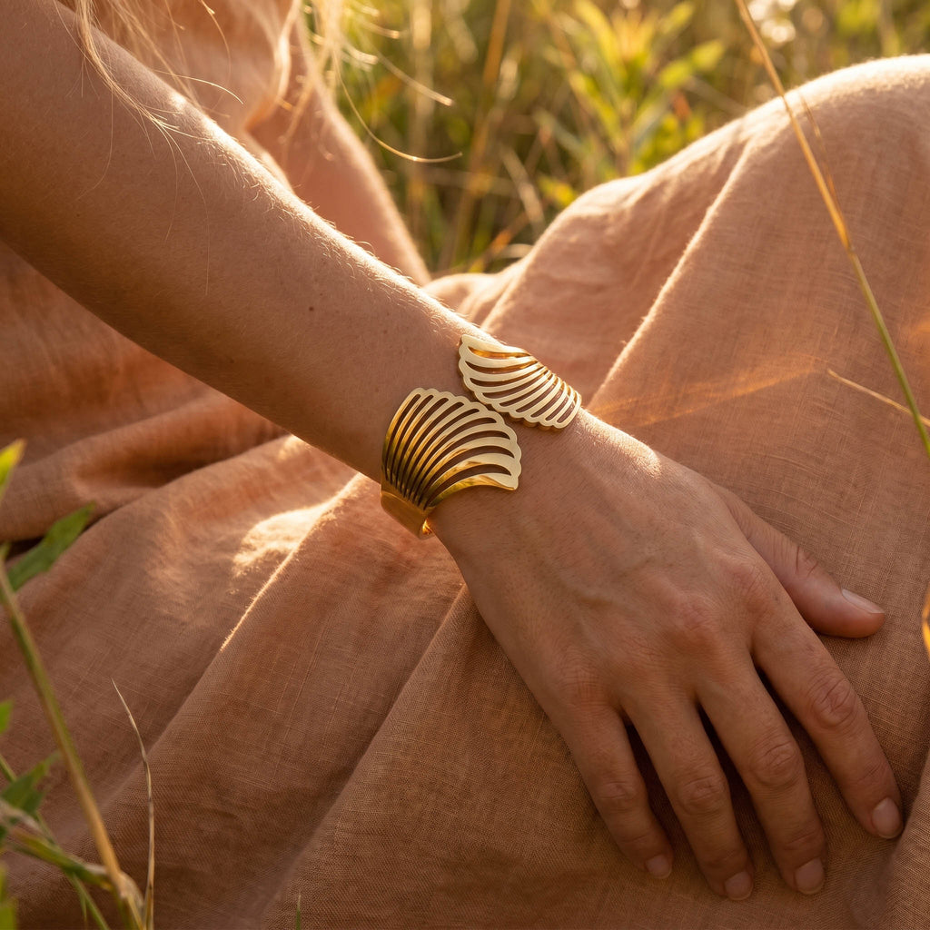 Bracciale ali oro indossato