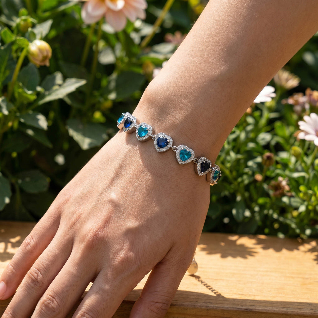 Bracciale colore brillante argento indossato