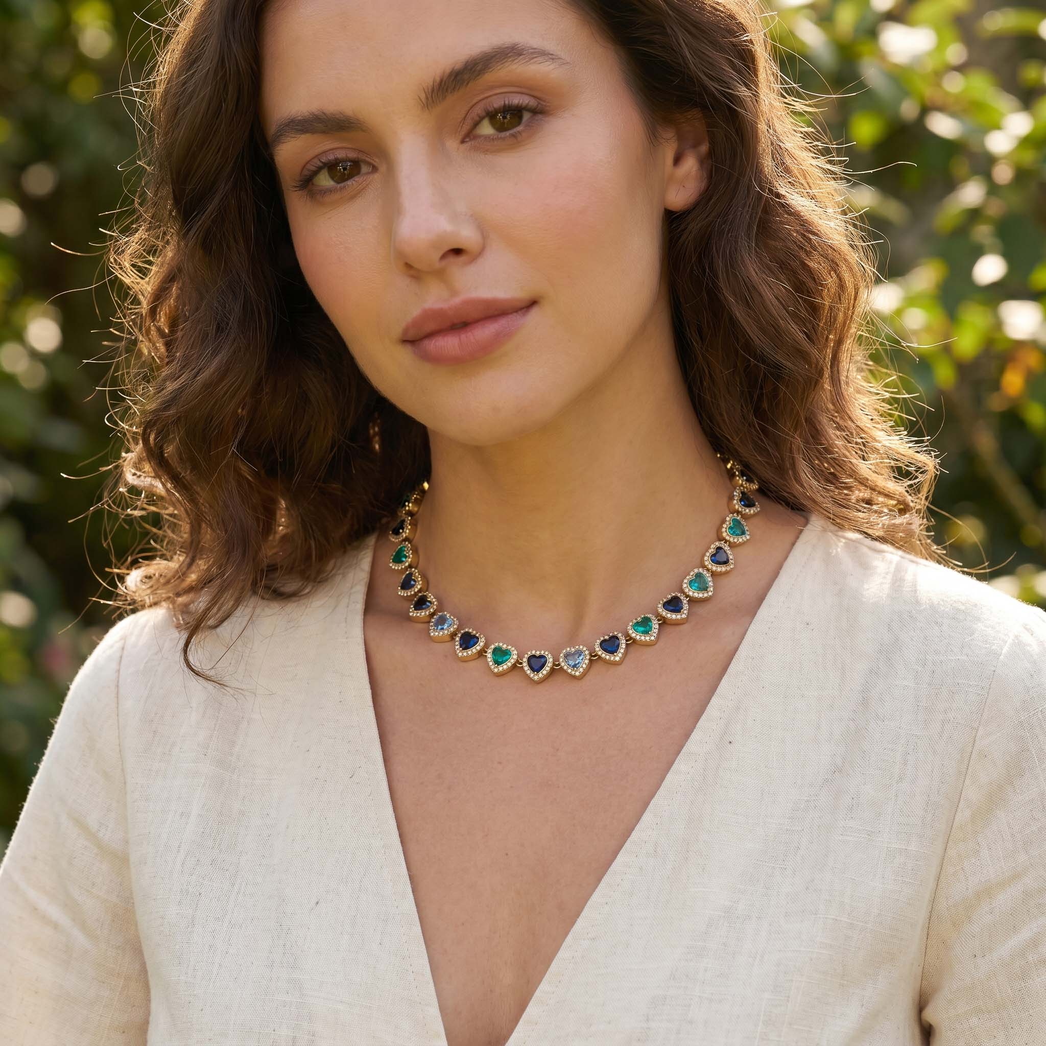 Collana colore brillante oro indossato