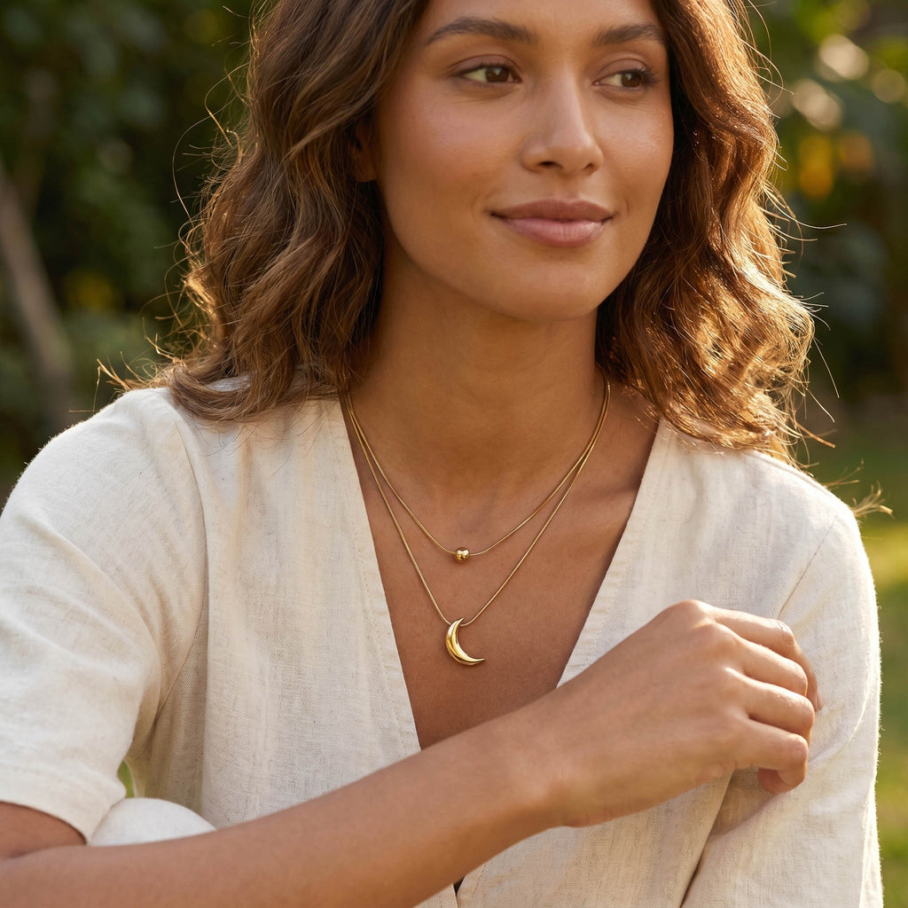 Collana luna oro indossato