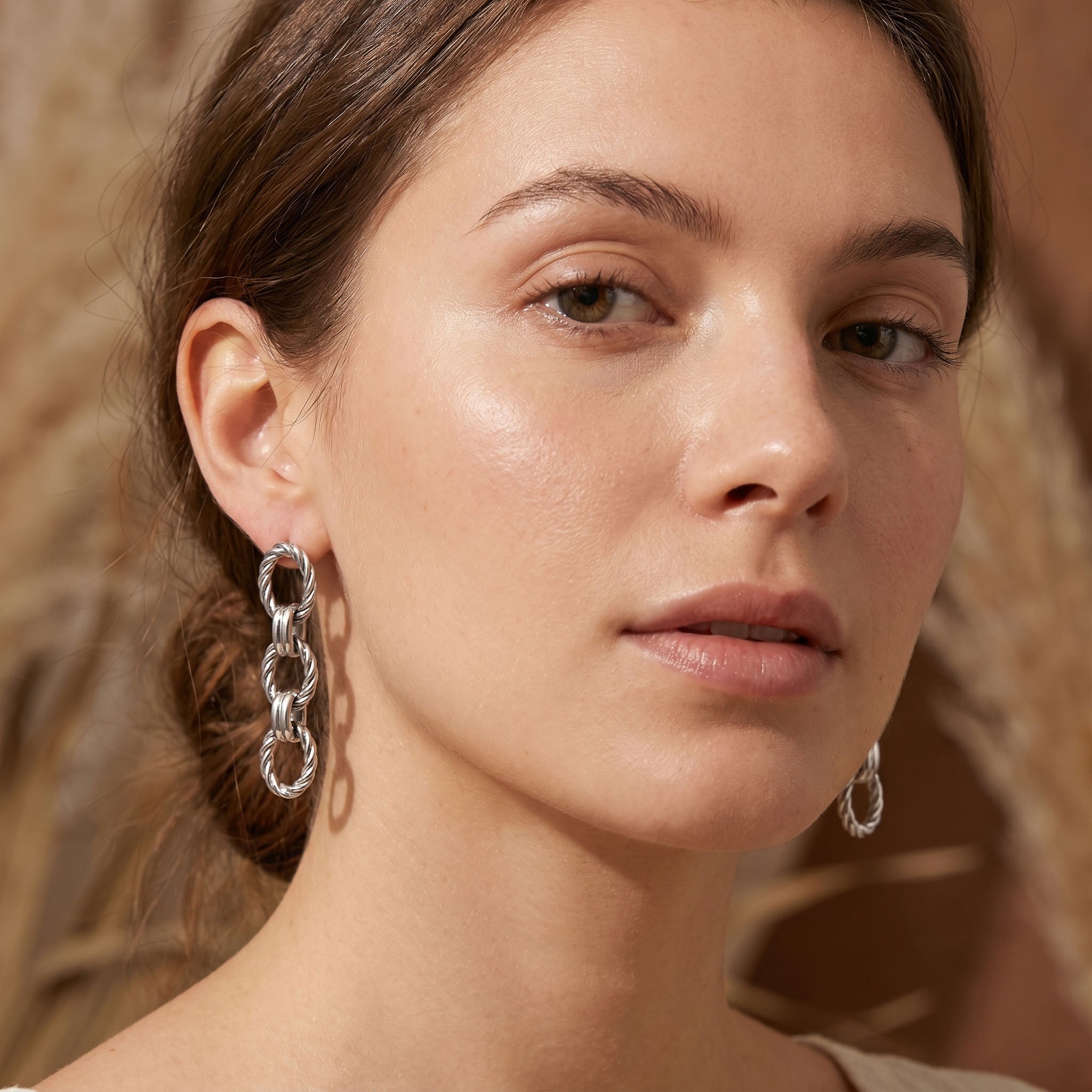 Orecchini love chain argento indossato