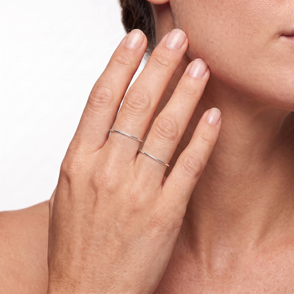 Anello Essenza argentato indossato, fascia sottile
