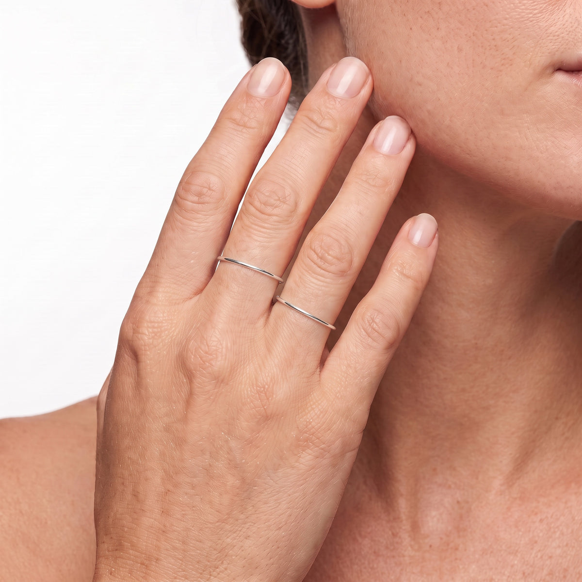 Anello Essenza argentato indossato, fascia sottile