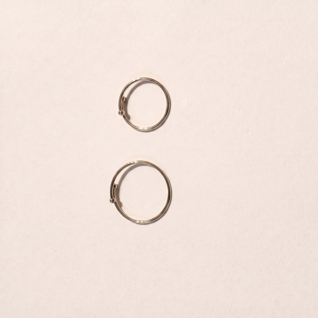Anello Essenza argentato, estremità regolabili con palline