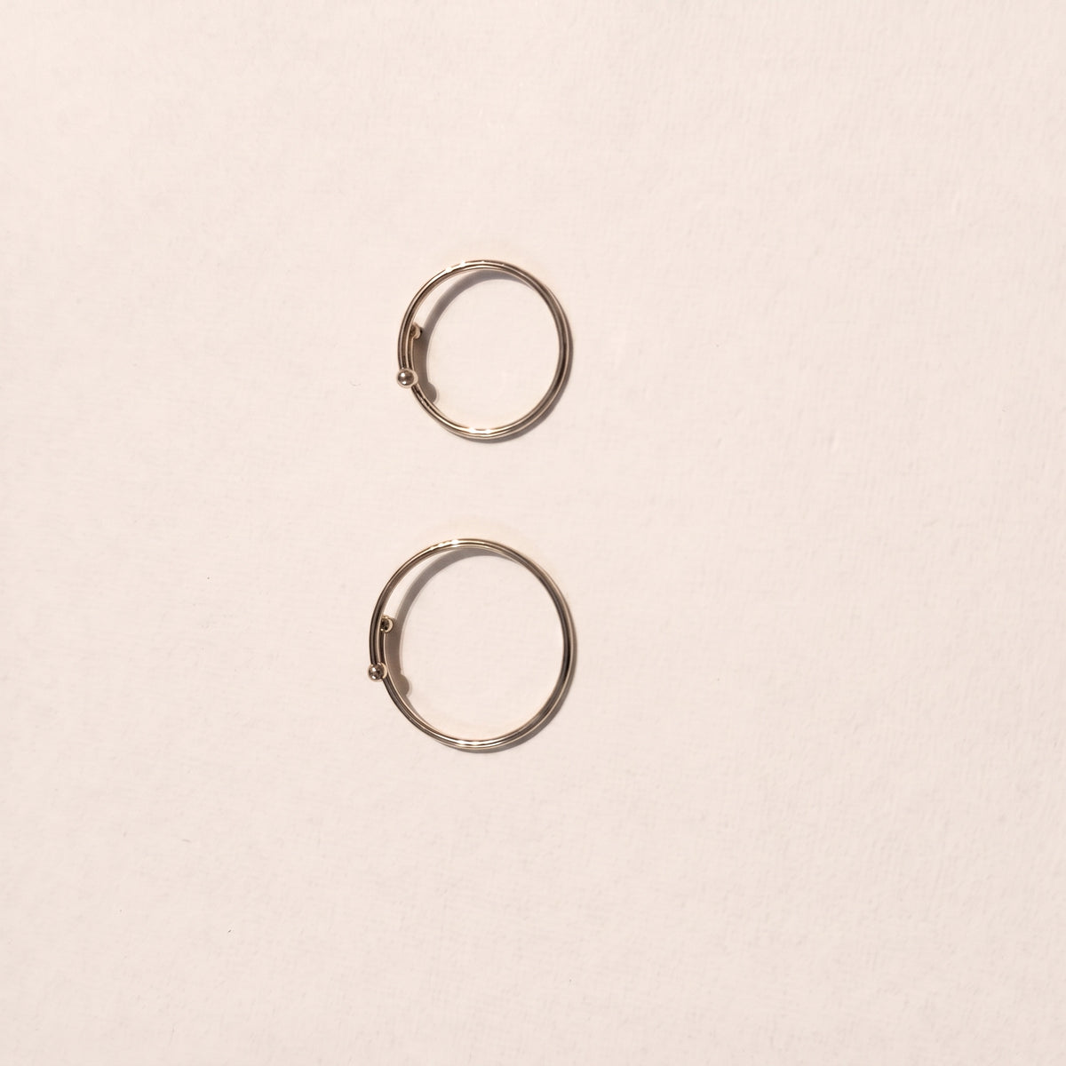 Anello Essenza argentato, estremità regolabili con palline