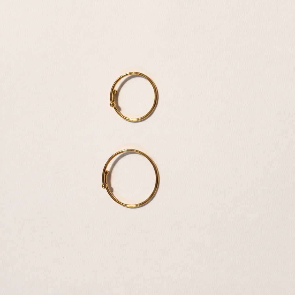 Anello Essenza dorato, estremità regolabili con palline
