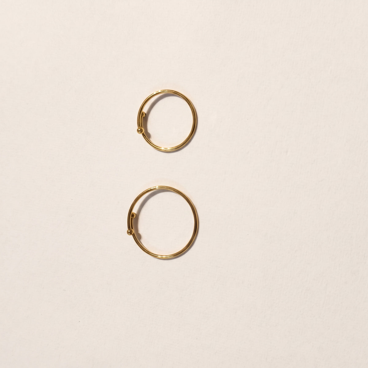Anello Essenza dorato, estremità regolabili con palline