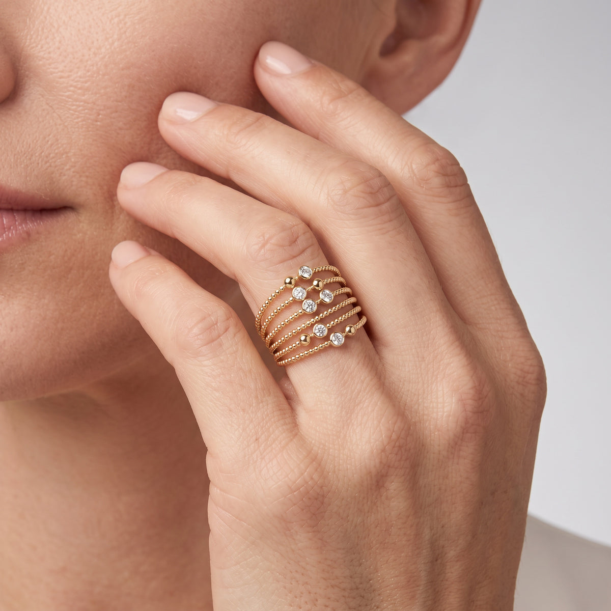 Anello Intesa, finitura dorata — indossato