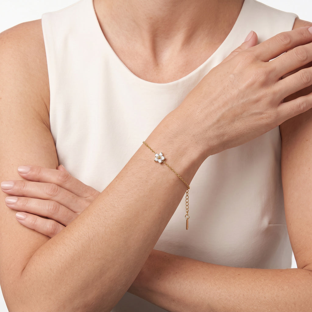 Bracciale Fiorellino, finitura dorata — indossato