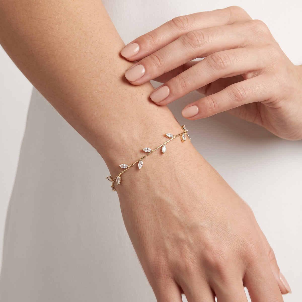 Bracciale Fogliolina, finitura dorata — indossato