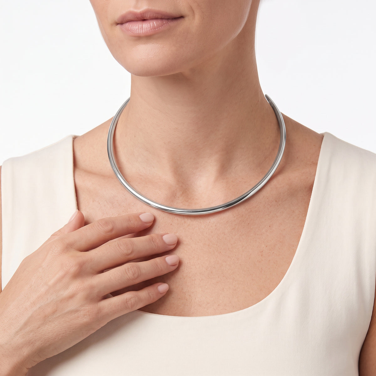 Choker Arco, finitura argentata — indossato