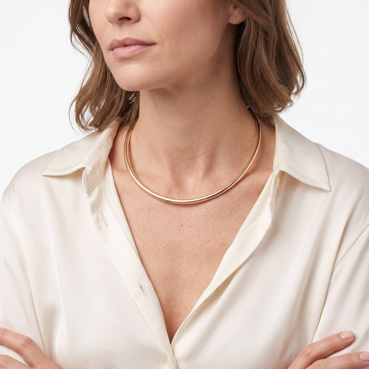 Choker Arco, finitura dorata — indossato