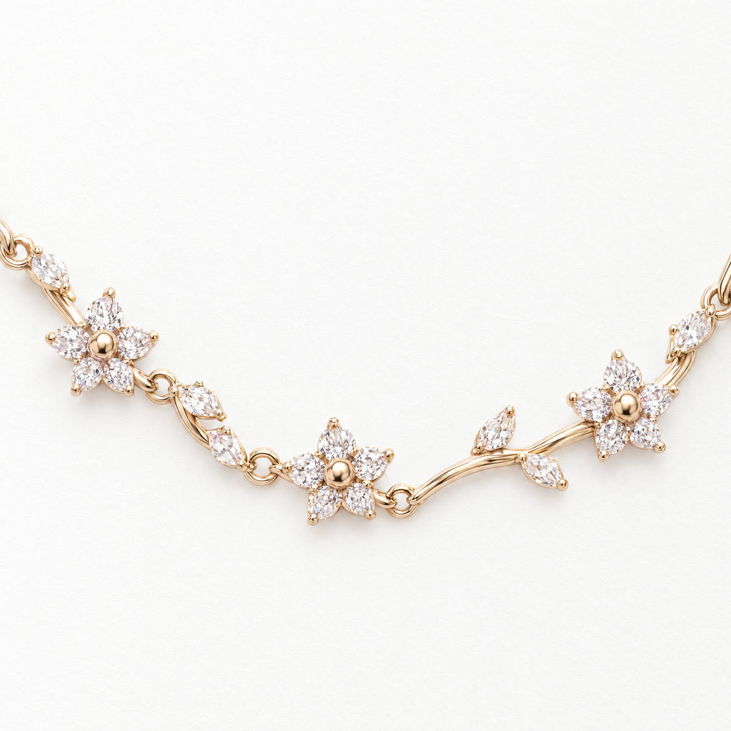 Collana Corolla, finitura dorata — dettaglio