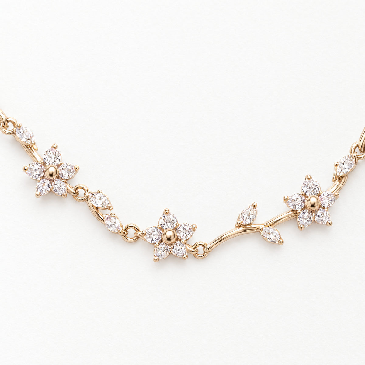 Collana Corolla, finitura dorata — dettaglio