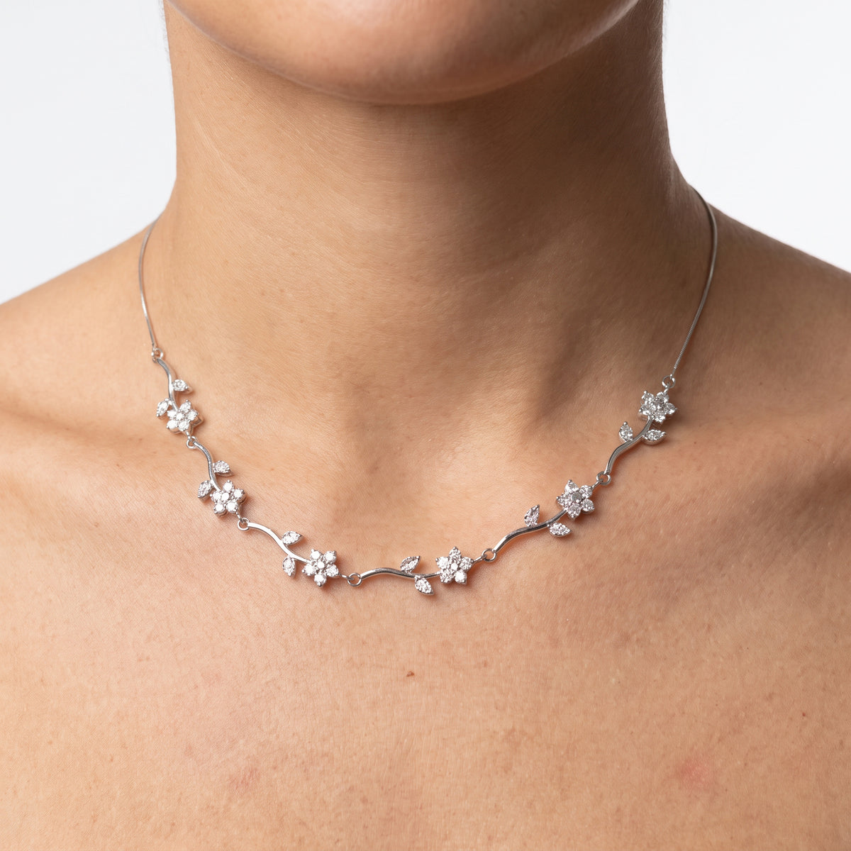 Collana Corolla, finitura dorata — indossato