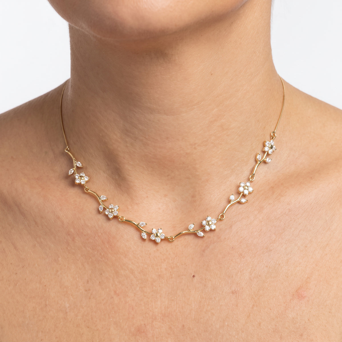 Collana Corolla, finitura dorata — indossato