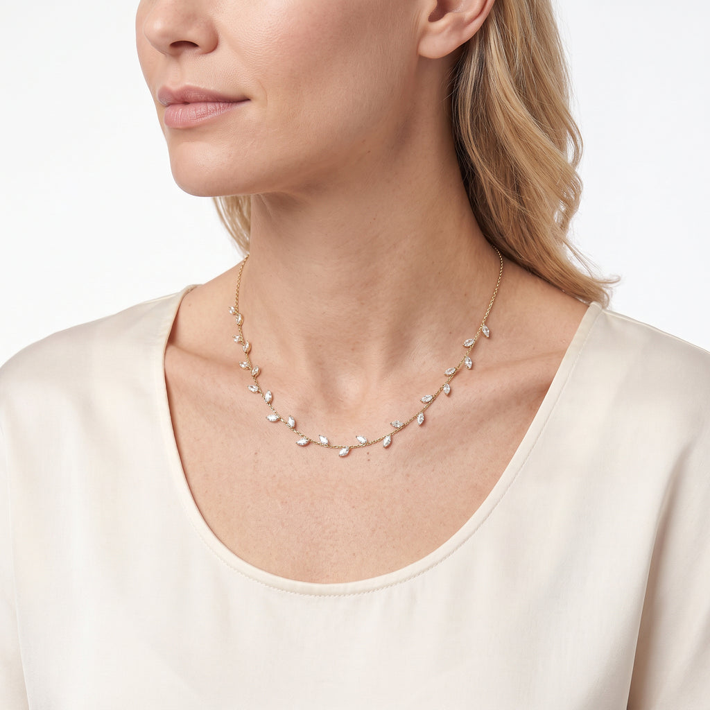 Collana Fogliolina, finitura dorata — indossato