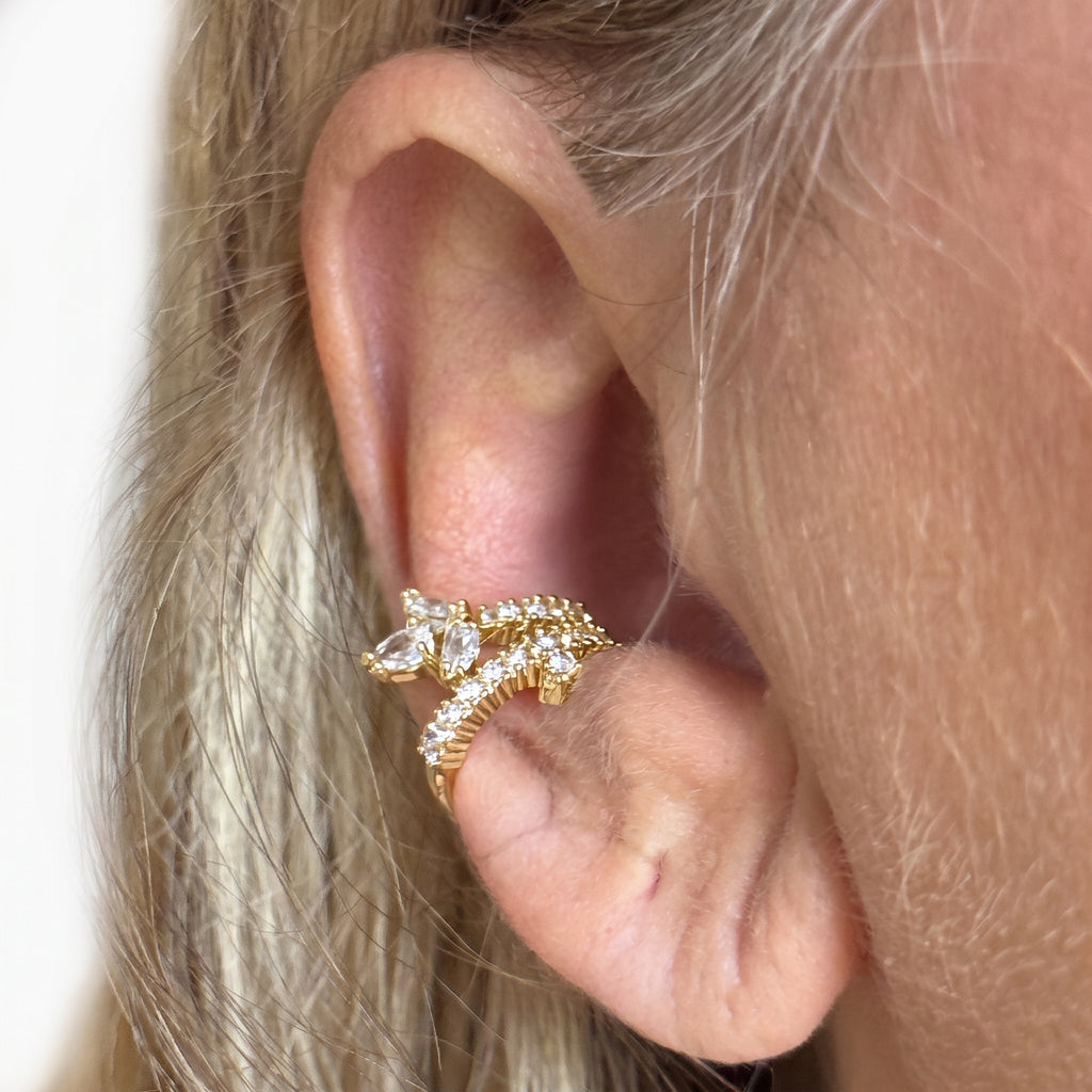 Earcuff Merletto, finitura dorata — indossato