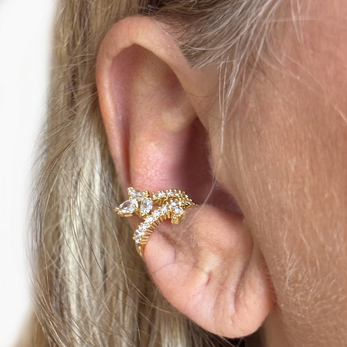 Earcuff Merletto, finitura dorata — indossato