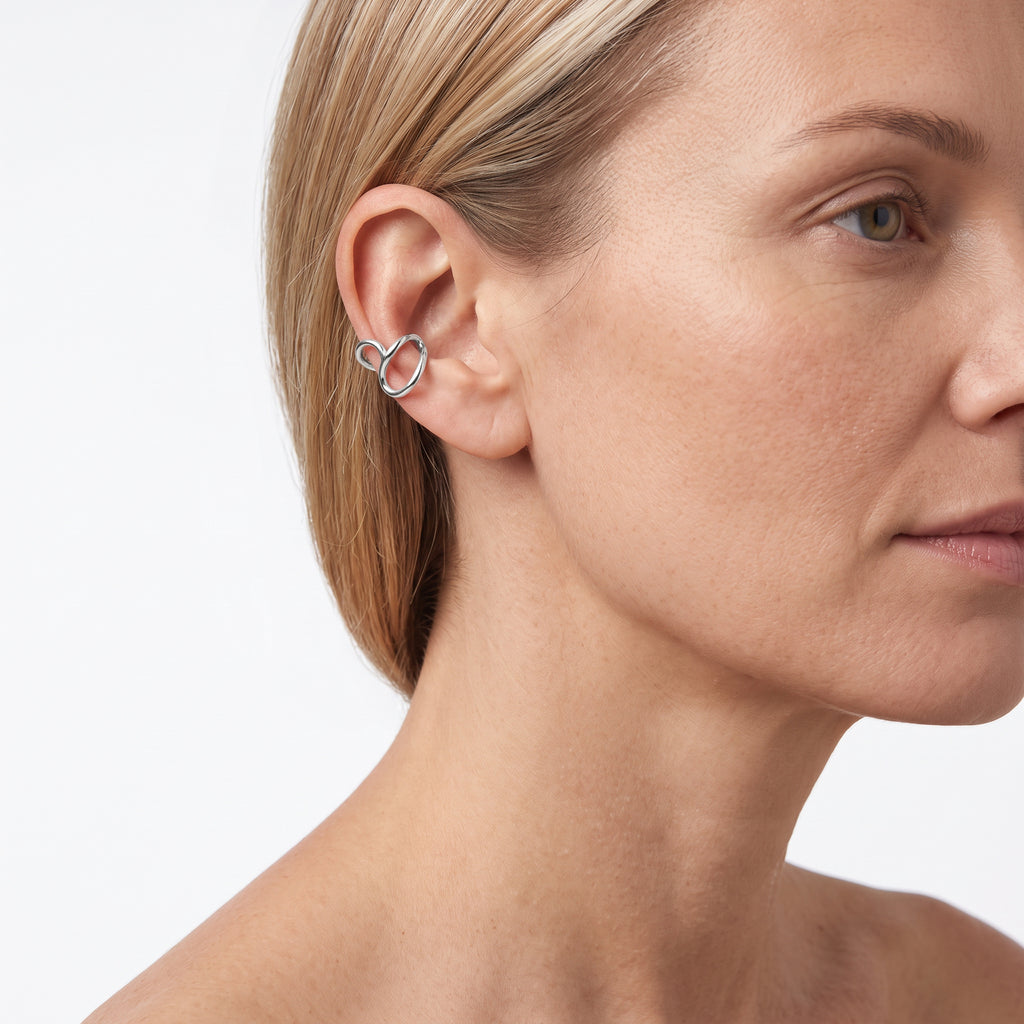 Earcuff Profilo, finitura argentata — indossato