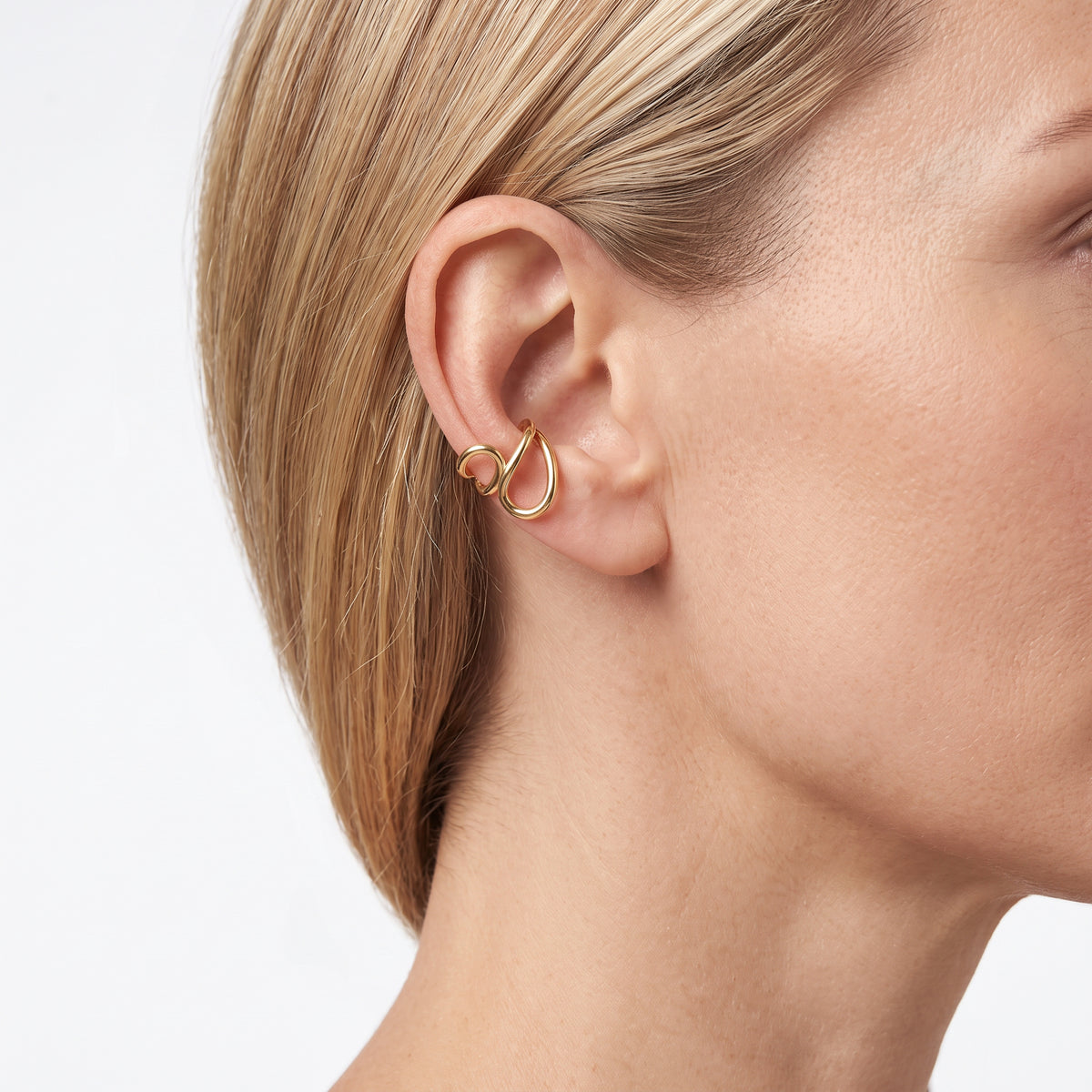 Earcuff Profilo, finitura dorata — indossato